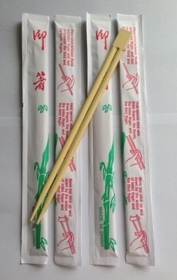 Dos elegantes palillos desechables de bambú para viajeros minimalistas