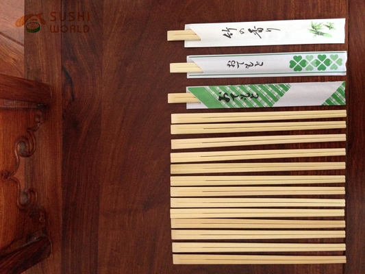 Dos elegantes palillos desechables de bambú para viajeros minimalistas
