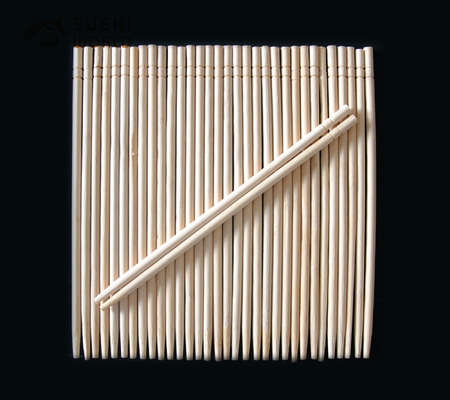 Dos elegantes palillos desechables de bambú para viajeros minimalistas