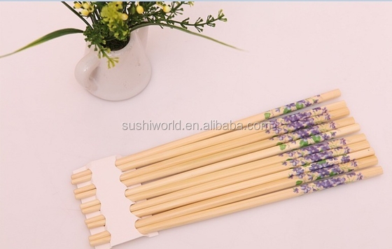 Dos elegantes palillos desechables de bambú para viajeros minimalistas