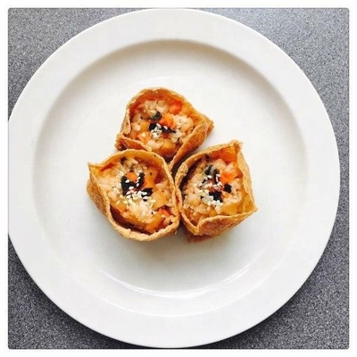 deleite su paladar con AJITSUKE sushi de tofu congelado con condimentos Inari