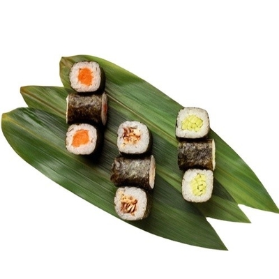 Servir sushi con envolturas de hojas de bambú frescas y naturales sin necesidad de dirección