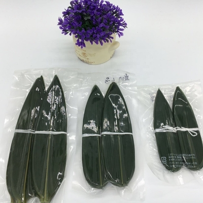 Servir sushi con envolturas de hojas de bambú frescas y naturales sin necesidad de dirección