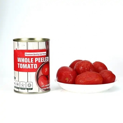 Deliciosos y dulces tomates enlatados y pelados con la materia prima más fresca