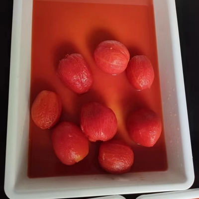 Deliciosos y dulces tomates enlatados y pelados con la materia prima más fresca
