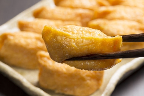 Tofu Inari con condimentos tradicionales con certificación HACCP