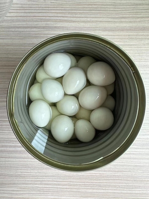 High Protein huevos de mesa frescos marrón y blanco cocidos 425 g enlatados huevos de codorniz salados