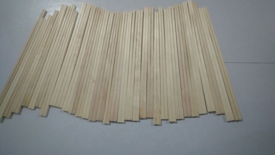 Superficies lisas biodegradables palillos desechables de madera para envases sostenibles