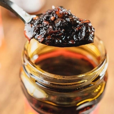Salsa de chile Laoganma mezclada con aceite rojo de chile con sabor a pollo fermentado y soja