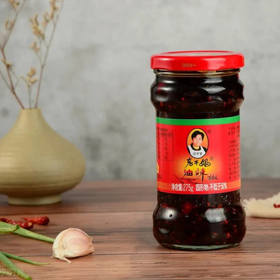 Salsa de chile Laoganma mezclada con aceite rojo de chile con sabor a pollo fermentado y soja